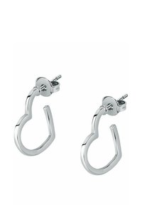 Orecchini a rombo in argento a forma di cuore con una finitura liscia e lucida e un design minimalista, dotati di un perno e una chiusura a farfalla.