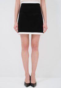 GARNISHED - A-Linien-Rock - black