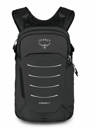 Sac à dos noir Osprey Syncro 12 avec bretelles rembourrées, compartiments avant zippés et lignes courbes réfléchissantes blanches sur le panneau avant.