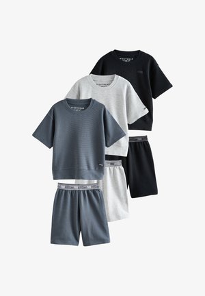 Tres conjuntos de camisetas de manga corta y pantalones cortos en negro, gris claro y gris oscuro con cinturillas elásticas "Offline".
