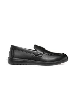 Mocassino slip-on nero in pelle con punta arrotondata, dettagli cuciti e suola piatta in gomma.