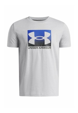Lichtgrijs T-shirt met korte mouwen met een blauw-zwart vierkant met het witte Under Armour-logo en de tekst "UNDER ARMOUR" eronder.