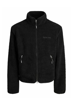 Zwarte fleece jas met een hoge kraag, ritssluiting aan de voorkant en twee ritszakken aan de zijkanten. Zachte textuur met een uniforme patronen en contrasterende hardware.