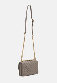 Borsa a tracolla in pelle grigia trapuntata con catena dorata e tracolla in pelle regolabile. Presenta una chiusura a patta.