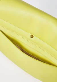 Pinko SADDLE CLASSIC  - Τσάντα χιαστί - lime/antique gold-coloured