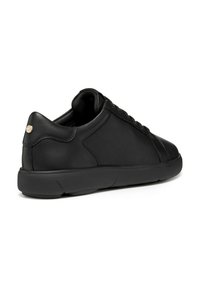 Baskets en cuir noir avec un bout arrondi, des lacets plats et une semelle en caoutchouc texturée. Comprend un petit détail en métal avec logo sur le talon.