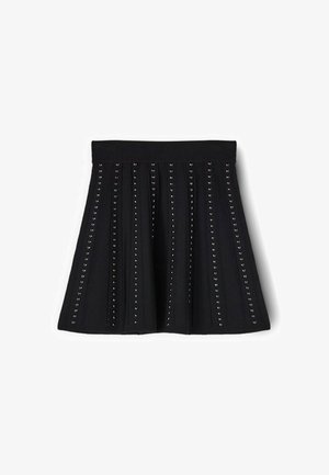 Zwarte geplooide rok met een aansluitende tailleband, voorzien van verticale rijen zilveren studs voor detail en textuur. Zachte stof met een gestructureerde vorm.