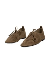 Zapatos de ante marrón con cordones y punta afilada, que presentan una textura suave y suela plana, acentuados por cordones ajustables y un pequeño tacón.