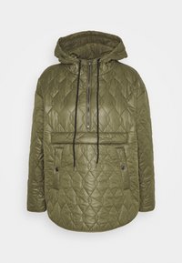 Quiltad olivgrön jacka med huva och halvdragkedja, dragsko och en framficka med tryckknappar. Lättviktig, glansig yta.