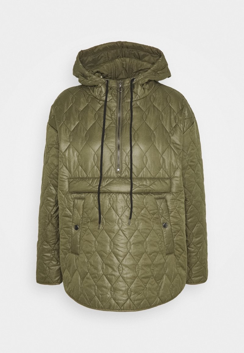 Czarna, pikowana kurtka z kapturem w kolorze oliwkowym, z pół-zamkiem z przodu, sznurkami do regulacji oraz kieszenią z przodu z zapięciem na napy. Lekka, błyszcząca tekstura.