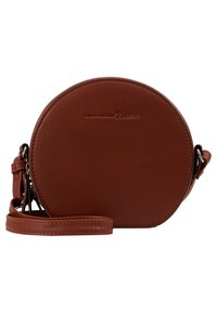 Borsa a tracolla rotonda in pelle marrone con una texture liscia, tracolla regolabile e logo impresso. Presenta un design compatto e minimalista.