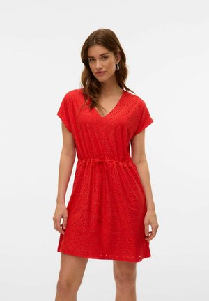 Vero Moda KURZARM MIT V-AUSSCHNITT UND LOCHMUSTER - Vestido informal - fiery red