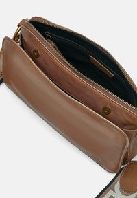 Borsa a tracolla in pelle marrone con scomparto principale con zip e tasca frontale. Superficie testurizzata, hardware dorato e fodera nera.