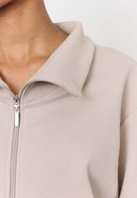 LA MANIA Cipzáras pulóver - beige