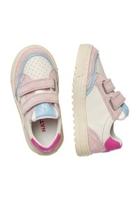 Sneakers con una base in pelle crema, accenti in suède rosa, sovrapposizioni blu e doppie cinghie a strappo. Punta arrotondata e suola testurizzata.
