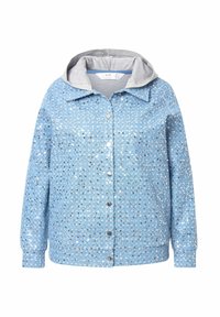 Veste en denim avec un tissu bleu clair, des paillettes argentées partout, une capuche grise, des boutons sur le devant et des poignets et un ourlet élastiqués.