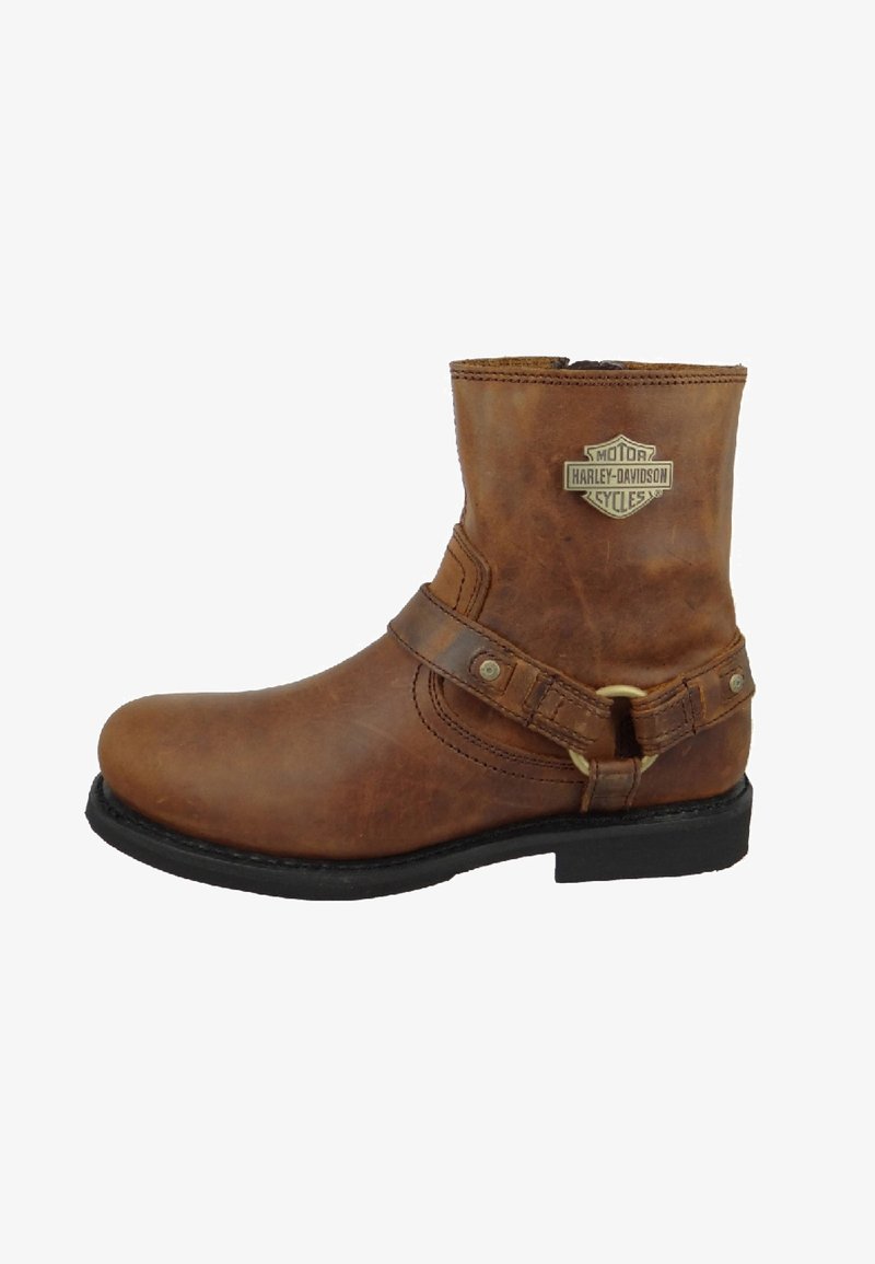 Bottine en cuir marron avec un bout arrondi, une bride de cheville avec une boucle dorée et un logo Harley-Davidson sur le côté.