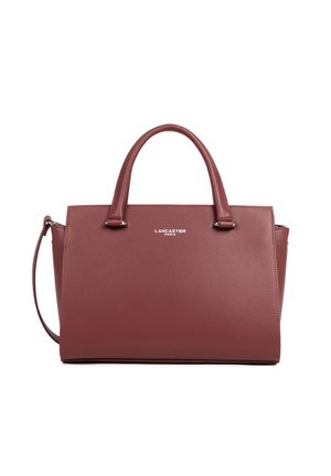 Borsa a mano in pelle bordeaux con doppio manico e tracolla rimovibile. Texture liscia, forma rettangolare con accessori in argento e dettaglio del logo.