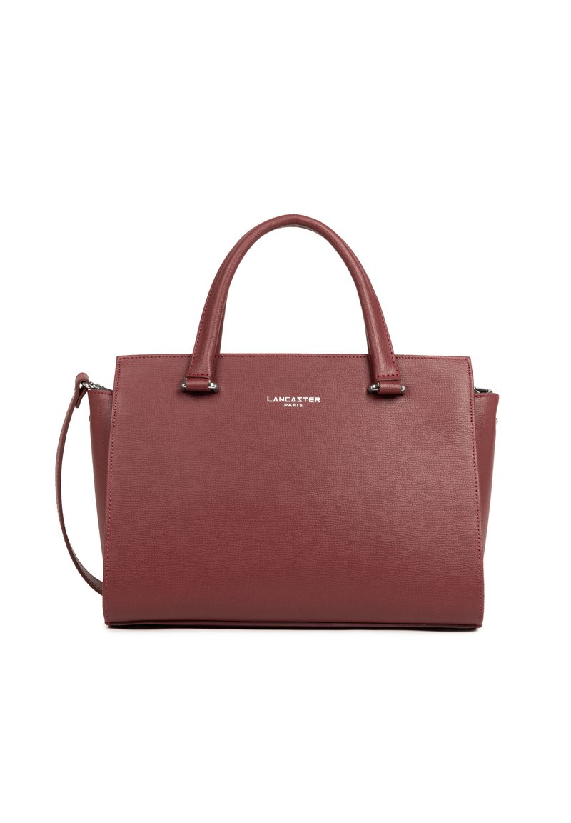 Borsa a mano in pelle bordeaux con doppio manico e tracolla rimovibile. Texture liscia, forma rettangolare con accessori in argento e dettaglio del logo.
