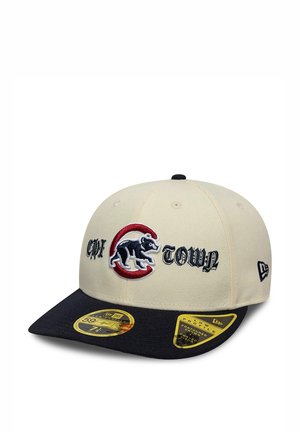 Beige and black baseball cap with embroidered bear and the words "Chi Town" in Gothic font on front, New Era logo on side, and size stickers on brim.