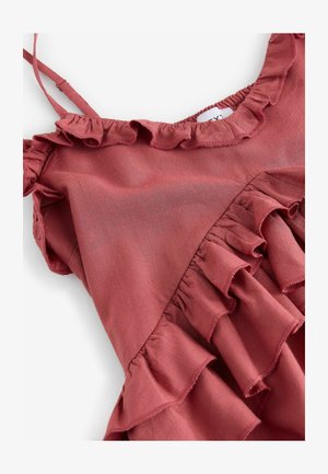 Abito bordeaux arricciato con spalline sottili, caratterizzato da un tessuto testurizzato e volant sovrapposti lungo il collo e l'orlo, creando una silhouette fluida.