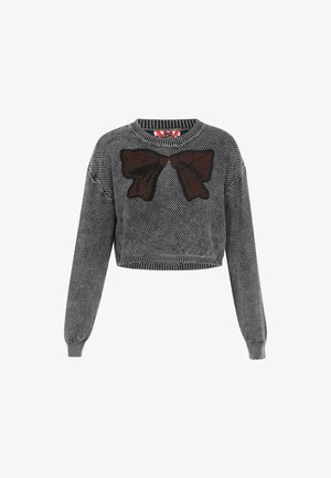 Sivý zastrihnutý sveter s textúrovaným pletením, s veľkým hnedým motýlikom na prednej strane a rebrovanými manžetami a spodným okrajom.