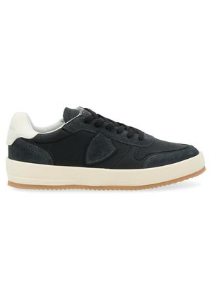 Scarpe sportive nere e grigie con punta arrotondata, in materiale scamosciato e in pelle, suola bianca e un dettaglio laterale testurizzato.
