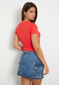 Guess 4G LOGO TEE - Camiseta estampada - rot