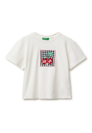 Wit T-shirt met korte mouwen met een zwart-wit geruit applicatie met twee rode kersen en het woord "LOVE" geborduurd.