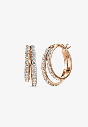 Boucles d'oreilles créoles en or rose, composées de deux bandes entrelacées, ornées d'une rangée de cristaux transparents ronds le long du bord extérieur.