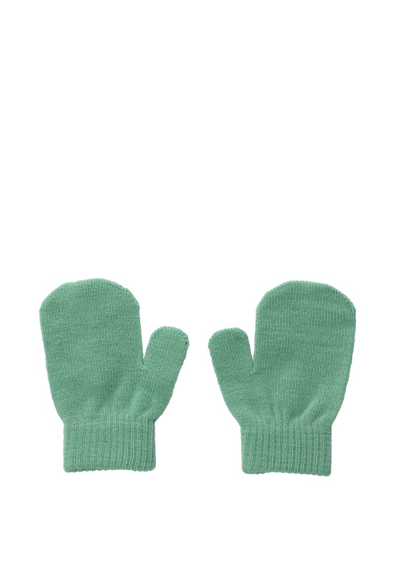 Paar grüne gestrickte Handschuhe mit Daumenöffnungen, flach auf weißem Hintergrund ausgelegt.