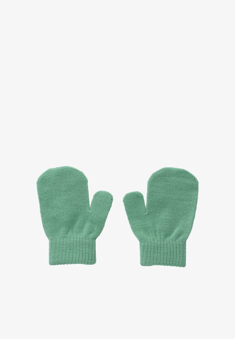 Paar grüne gestrickte Handschuhe mit Daumenöffnungen, flach auf weißem Hintergrund ausgelegt.