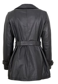 Schwarzer Ledermantel mit tailliertem Gürtel, schmalem Kragen und gefaltetem Rücken. Besitzt lange Ärmel und dekorative Nähte. Glatte Textur.