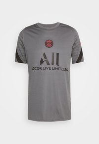 Grå atletisk t-shirt med rund halsringning, korta ärmar, "Paris"-logotyp i röd och "Accor Live Limitless" tryckt i svart på framsidan.