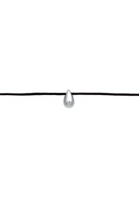 Sølvdråbe vedhæng på et tyndt sort snor, med en glat metallisk finish og et simpelt, minimalistisk design.