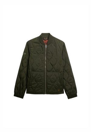 Chaqueta bomber acolchada verde oliva con cierre de cremallera, puños de canalé, dos bolsillos frontales y un pequeño parche de logo en la manga.