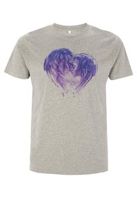 Camiseta de algodón gris con un gráfico de corazón púrpura que muestra dos rostros estilizados fusionándose en la frente. Diseño de mangas cortas y cuello redondo.