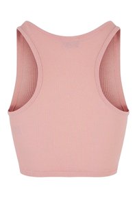 Vaaleanpunainen viistetty crop-top, jossa on pyöreä pääntie ja leveät käsiaukot. Kankaan pinta on pehmeä ja malli istuu tiukasti.