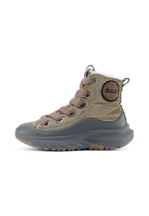Wysokie zimowe buty w kolorze beżowym i szarym z grubymi sznurowadłami, firmową naszywką z boku i teksturowaną gumową podeszwą dla lepszej przyczepności.