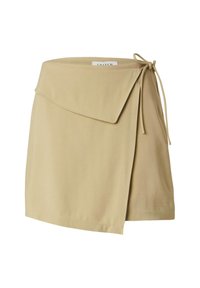 Beige wikkelrok met een brede tailleband, zijstrikdetail en een gladde stoftextuur. Heeft een asymmetrische zoomlijn en een eenvoudige uitstraling.