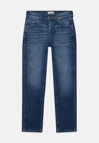 Jeans de mezclilla azul con un corte relajado, detalles desgastados y un diseño clásico de cinco bolsillos. Presenta herrajes de metal y un logotipo en la cintura.