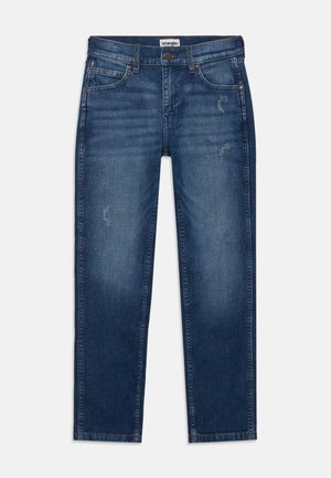 Jeans in denim blu con una vestibilità rilassata, dettagli sfrangiati e un design classico a cinque tasche. Presentano hardware metallici e un logo sulla vita.