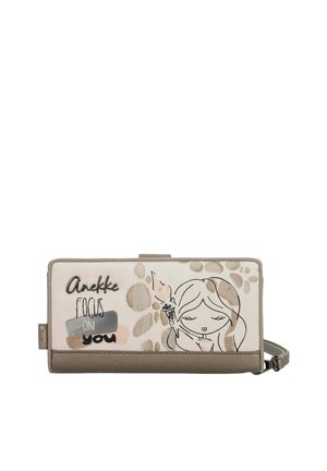 Beige und taupefarbene Geldbörse mit einer Cartoon-Mädchen, das einen Schmetterling hält, floralen Akzenten und dem Text "Anekke Focus on you" auf der Vorderseite.