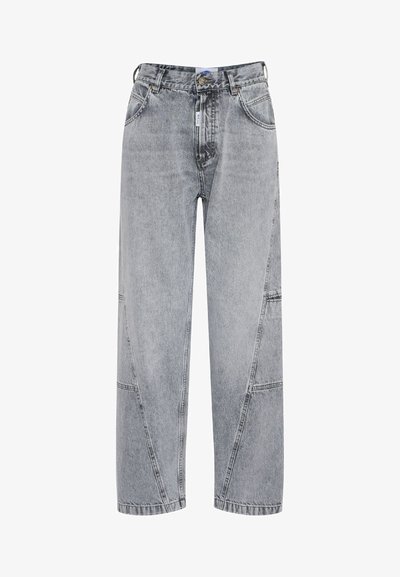 Šviesiai pilki džinsai su laisvu kirpimu, su horizontaliomis ir vertikaliomis siūlėmis bei klasikinėmis penkių kišenių detalėmis.