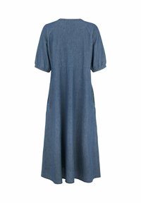 Sinivärvi denim midi kleit lühikeste puhvärvlitega, elastsete mansettidega, kena talje ja laieneva seelikuga, nähtud tagant valge tausta ees.