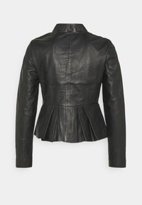 Černá kožená bunda s peplum designem, která má límec, dlouhé rukávy a hladký povrch. Pohled zezadu ukazuje sklady.