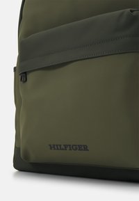 Tommy Hilfiger MONOTYPE RAIN DOME UNISEX - Turistinė kuprinė - utility olive