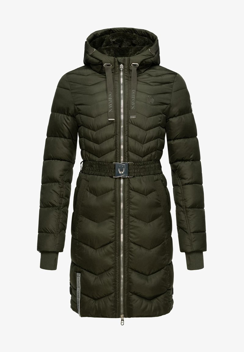 Cappotto imbottito verde oliva con cuciture a zigzag, cappuccio, chiusura con zip, cintura elastica in vita e polsini a coste. Presenta dettagli metallici.