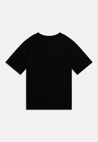 Camiseta negra de manga corta con cuello redondo. Fabricada en algodón suave, presenta una textura lisa y sin patrones o acentos visibles.