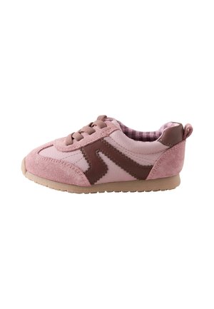Pink-brauner Kleinkind-Sneaker mit Schnürung vorne, Obermaterial aus Wildleder und Stoff sowie einer Gummisohle auf weißem Hintergrund.